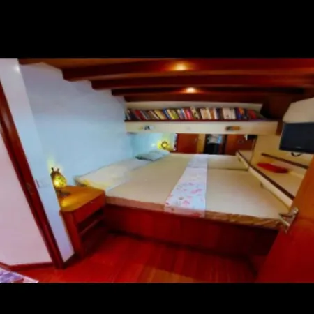 Hotel en barco Markus,mandalina,teknesi